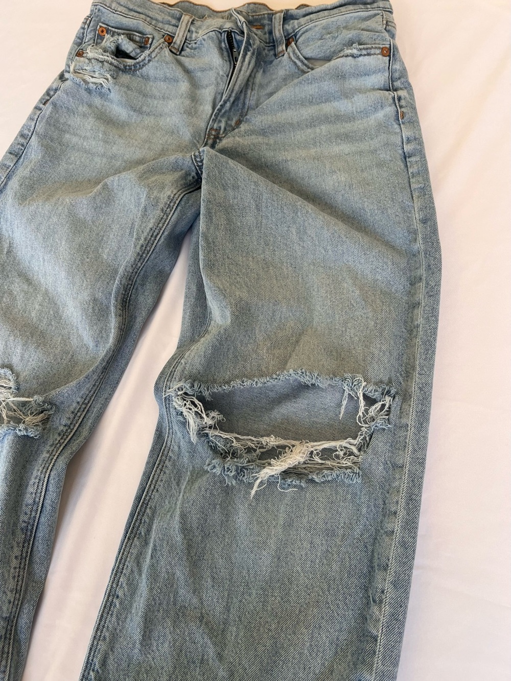 American Eagle Outfitters Light Blue Distressed Relaxed Jeans